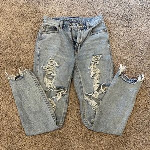Light Wash American Eagle Mom Jeans
